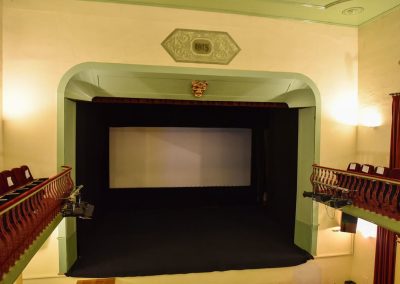Fotografia da tela para projecções da sala Cine-Teatro Tasso, Sertã